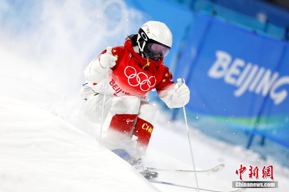 中国选手李楠出战自由式滑雪女子雪上技巧资格赛