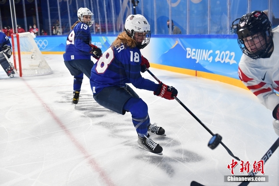 女子冰球小组赛加拿大队战胜美国队