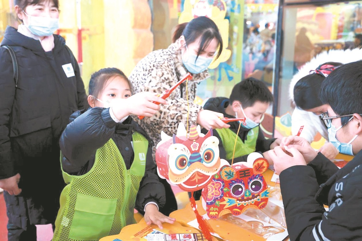小坤卡盟之带孩子游园猜谜做花灯 武汉文旅志愿者致敬城市建设者