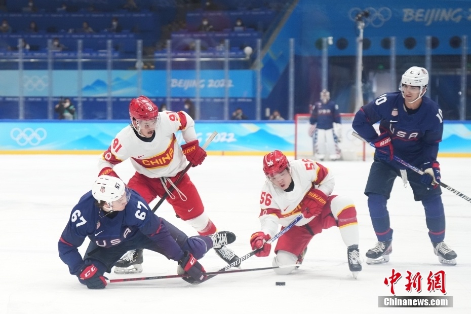 2月10日,在国家体育馆举行的北京2022年冬奥会男子冰球小组赛中,中国