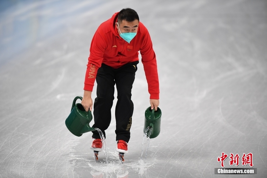 短道速滑运动员在首都体育馆训练备战