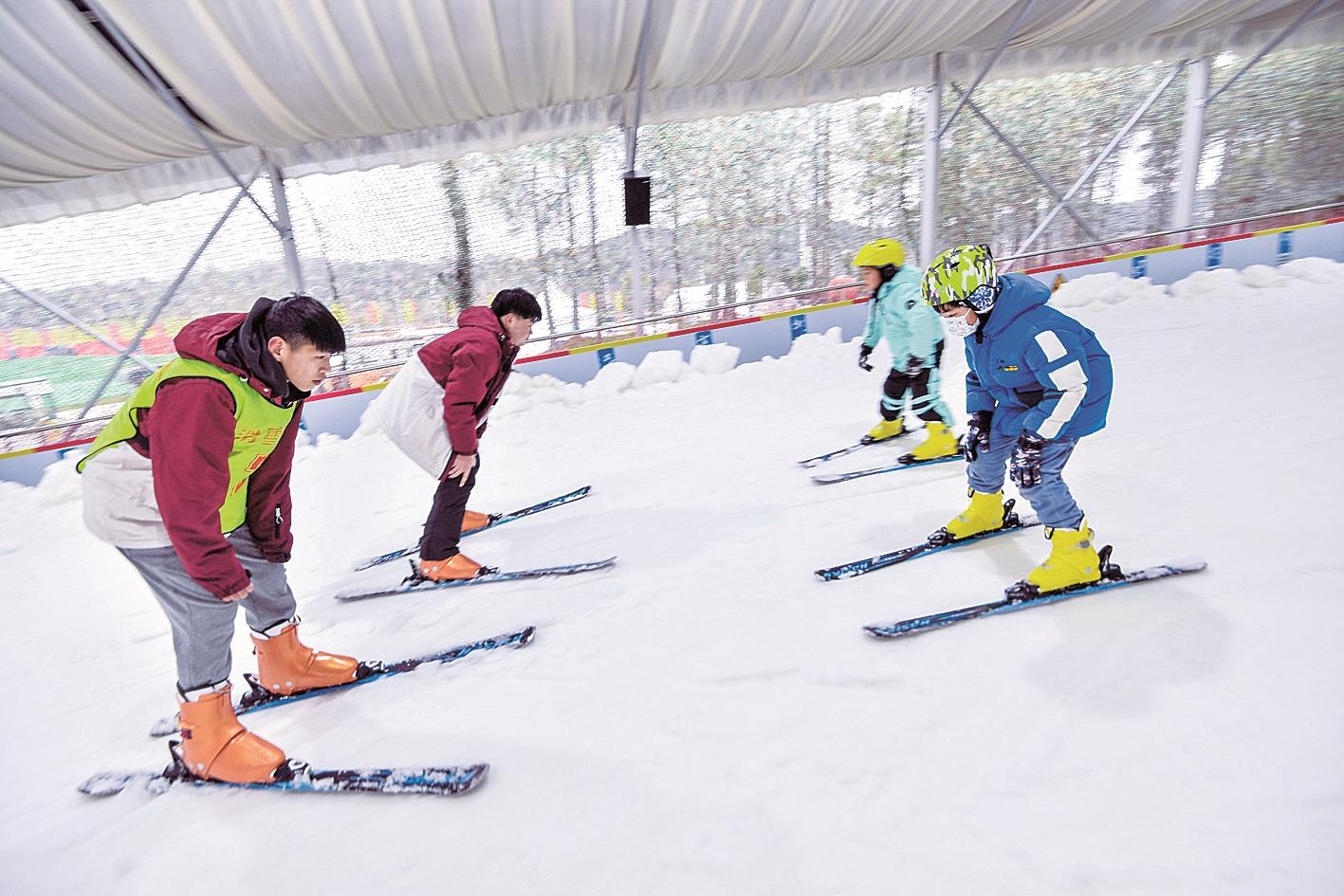 武汉趣谷四季滑雪场,三岁的董墨初在独自滑行