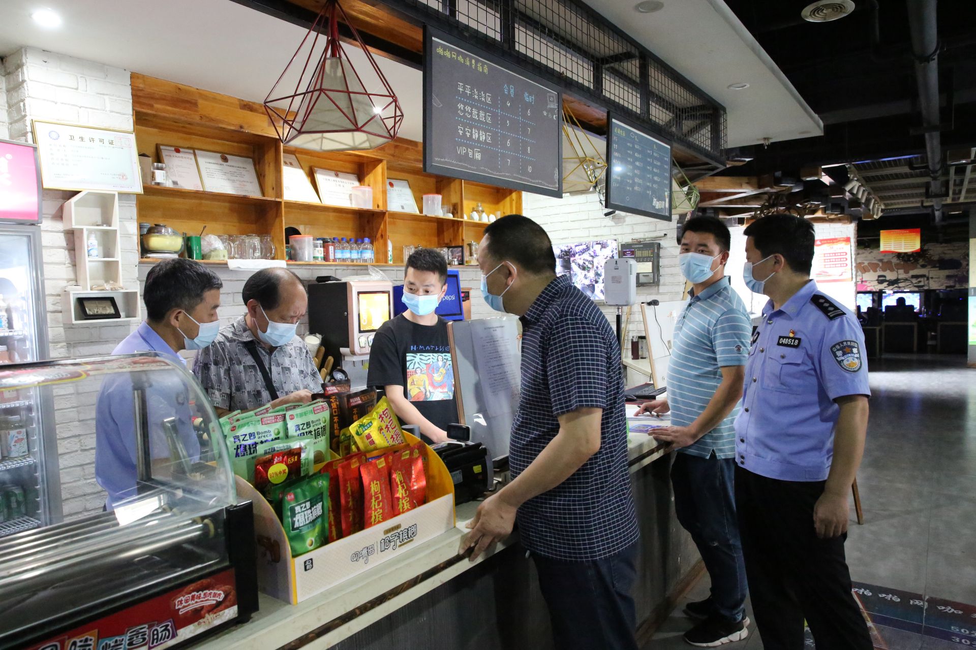 检查网吧“十无”创建工作  通讯员 章伟 摄.JPG.JPG