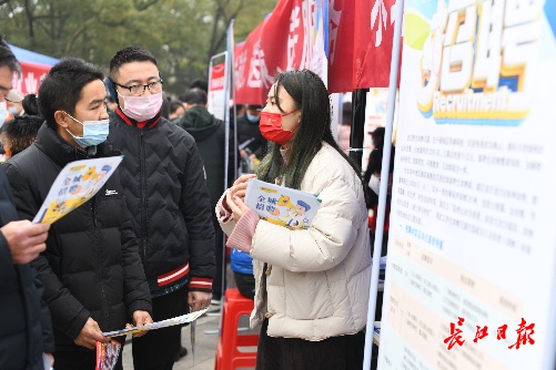 长江日报记者张衡 摄"我有叉车证,之前开过叉车,做过财务,你们公司有
