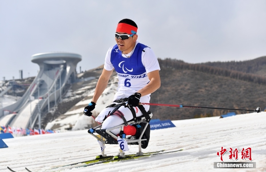 残奥越野滑雪男子短距离坐姿项目决赛中国选手包揽冠亚军