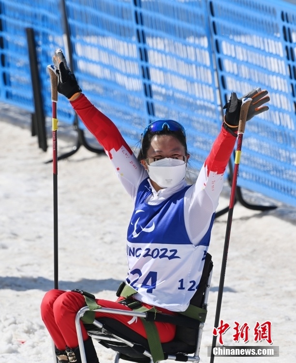 中国选手杨洪琼获残奥越野滑雪女子中距离坐姿项目冠军