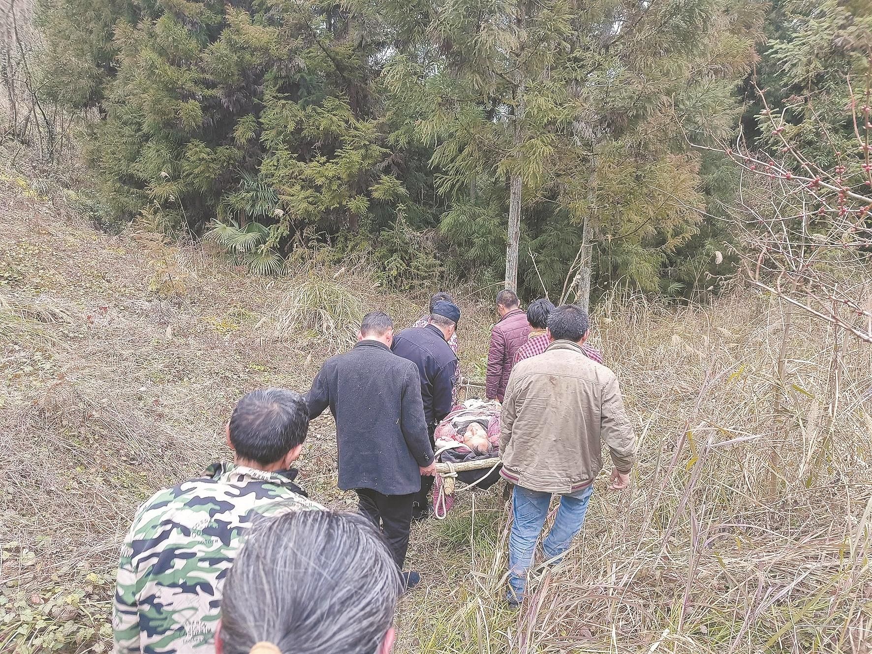 担架怎么编男子双脚被倒下的树桩压得不能动弹  民警山林中取藤条编担架助其脱险_https://www.jmylbn.com_新闻资讯_第1张
