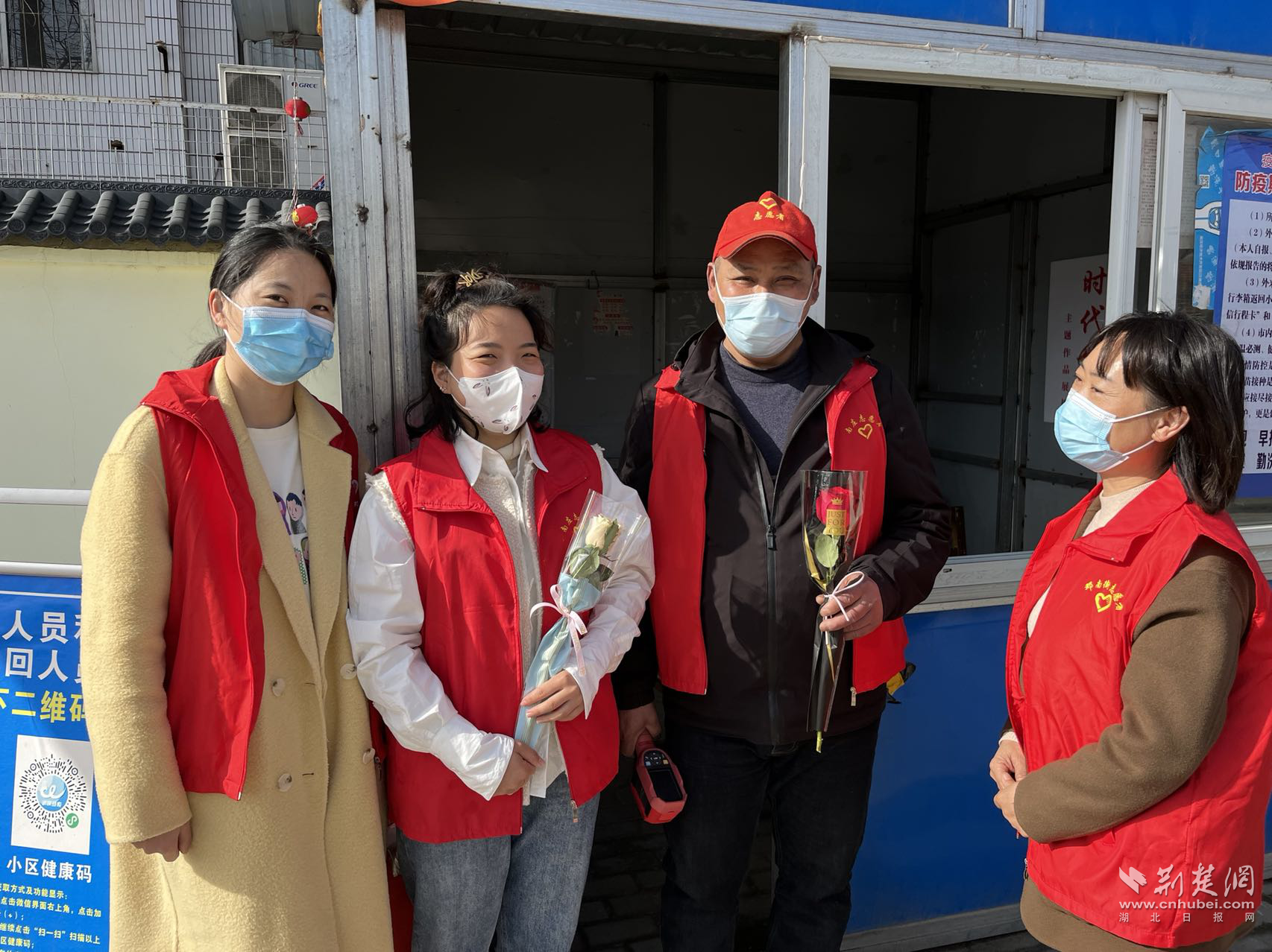 为卡口值守人员赠送花束.png.png