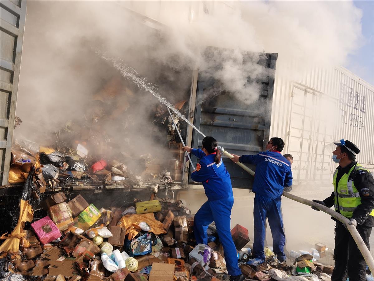 乐鱼全站app下载快递车高速上自燃消防、加油站合力救援减少40万元损失
