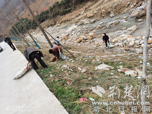 群众自发拾河道垃圾_副本.jpg