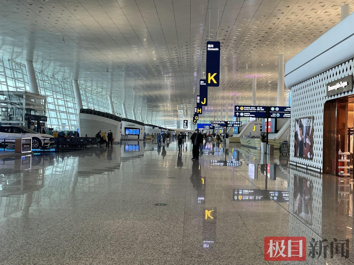 实探武汉天河机场部分航班取消旅客人数锐减