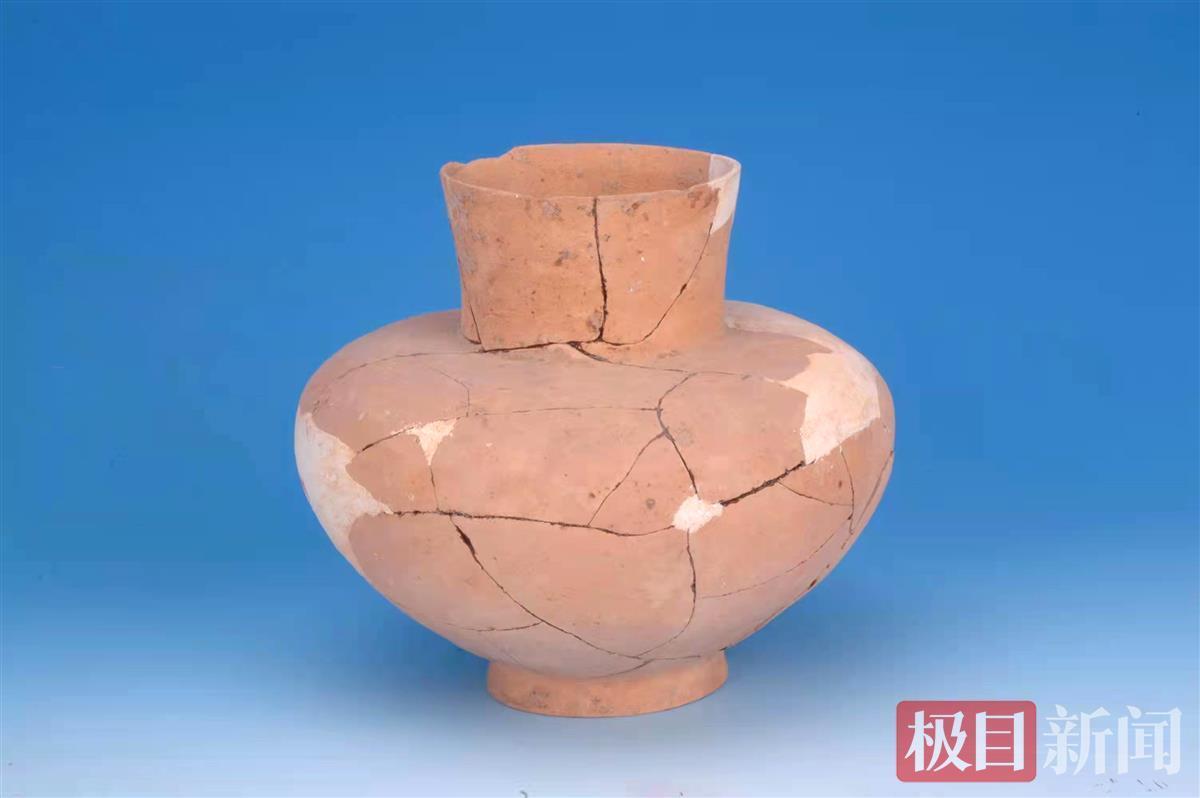 鼎(距今约5300—4500年)新石器时代陶器,石首市东升镇走马岭遗址出土.