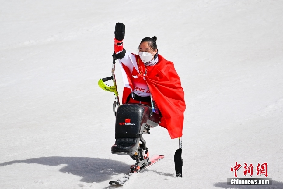 残奥高山滑雪女子回转坐姿决赛中国选手张雯静摘银