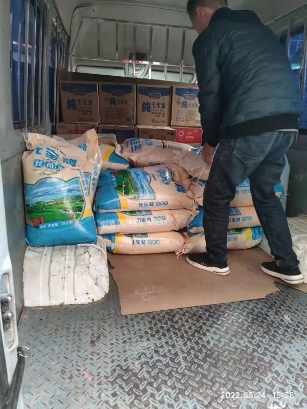 内鬼蚂蚁搬家一年盗走40万元粮油