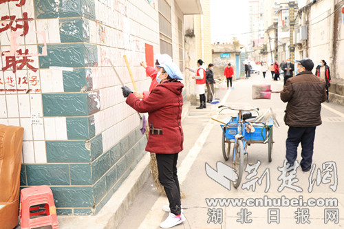 低保户清理道路沿线垃圾_副本.jpg