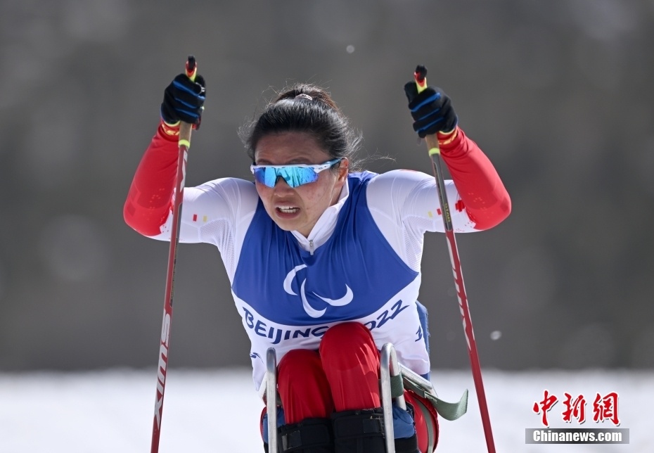 中国选手杨洪琼获残奥越野滑雪女子中距离坐姿项目冠军