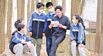从黄继光生前所在部队退伍后成为一名优秀教师他像当班长一样当班主任