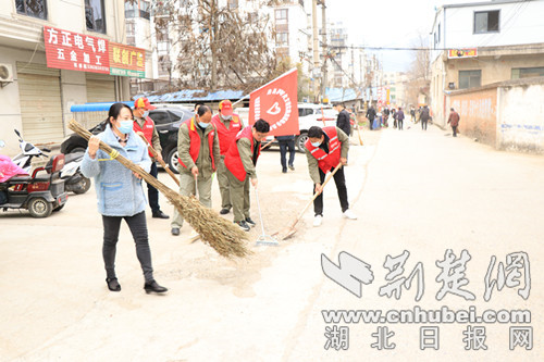 下沉单位清理道路沿线垃圾 (2)_副本.jpg