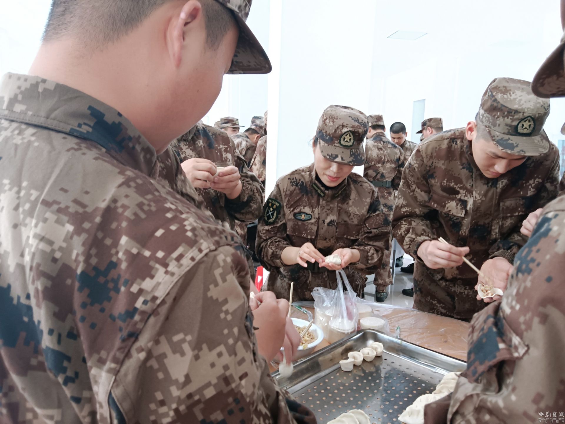 图2：女民兵队员和新兵一起包饺子.jpg.jpg