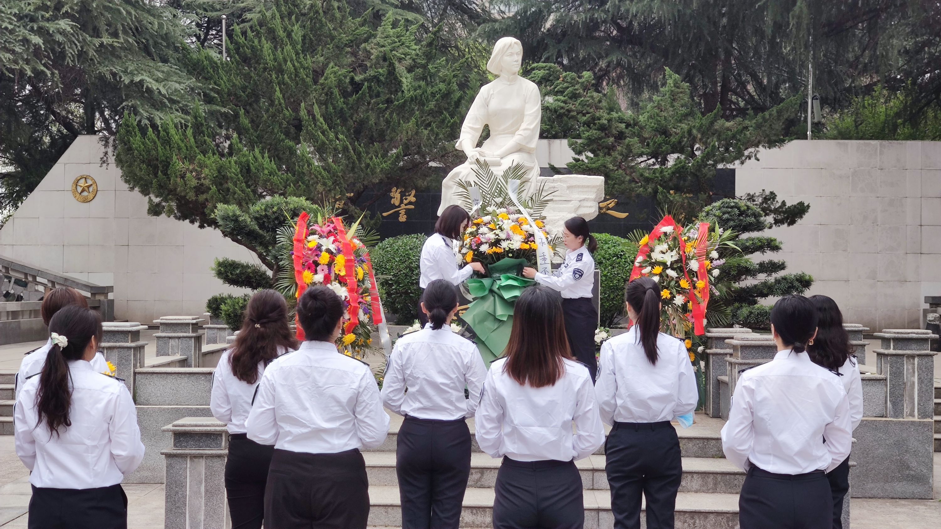 传承英雄精神共建英雄城市市生态环境女卫士祭扫向警予烈士墓