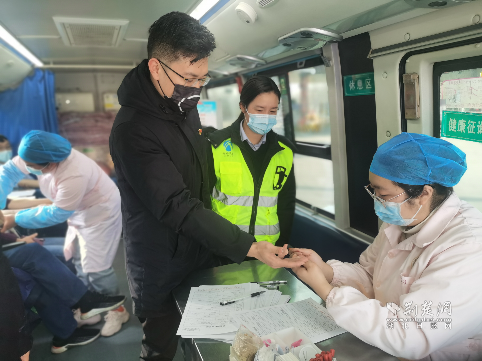 工作人员对血液进行初查 刘娜 摄.png.png