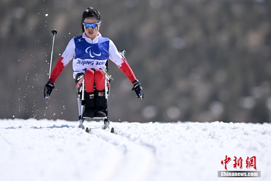 中国选手杨洪琼获残奥越野滑雪女子中距离坐姿项目冠军