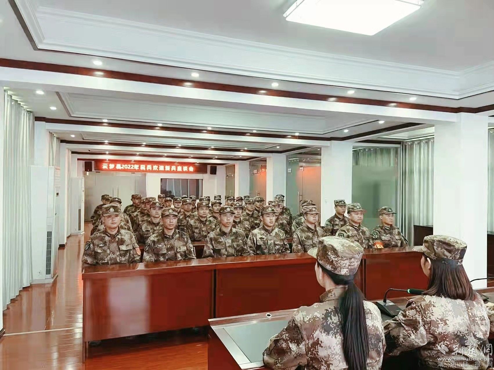 图3：女民兵队员与新兵交流座谈.jpg.jpg