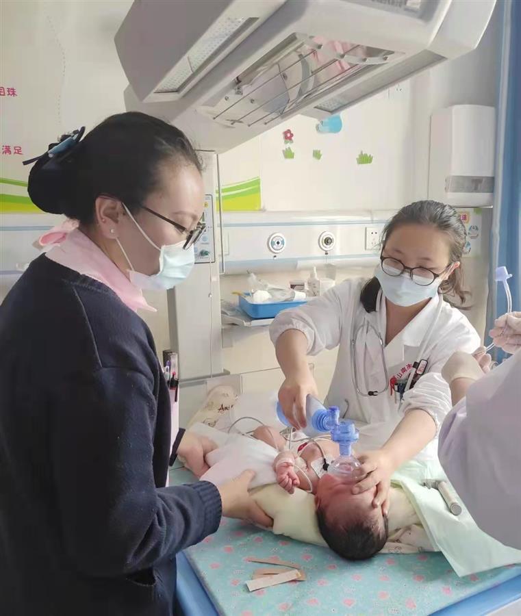 藏族早产儿满百天啦！湖北援藏医疗专家成功救治极低出生体重儿