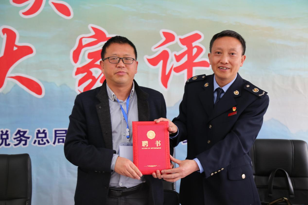 现场颁发聘书.png.png