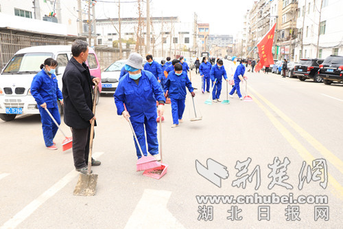 下沉单位清理道路沿线垃圾_副本.jpg