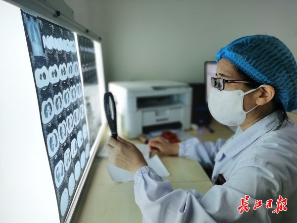 武汉市道德模范杜荣辉12年坚守周六之约利用休息时间下乡义诊