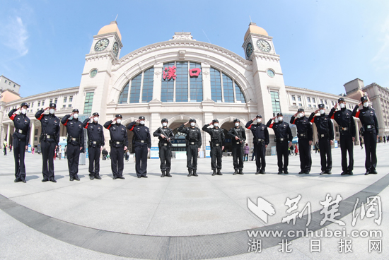 2022年4月1日，湖北汉，汉口火车站，武汉铁路公安处特警支队特警和汉口车站派出所民警坚守在岗位上，确保旅客出行安全，胡金力摄(