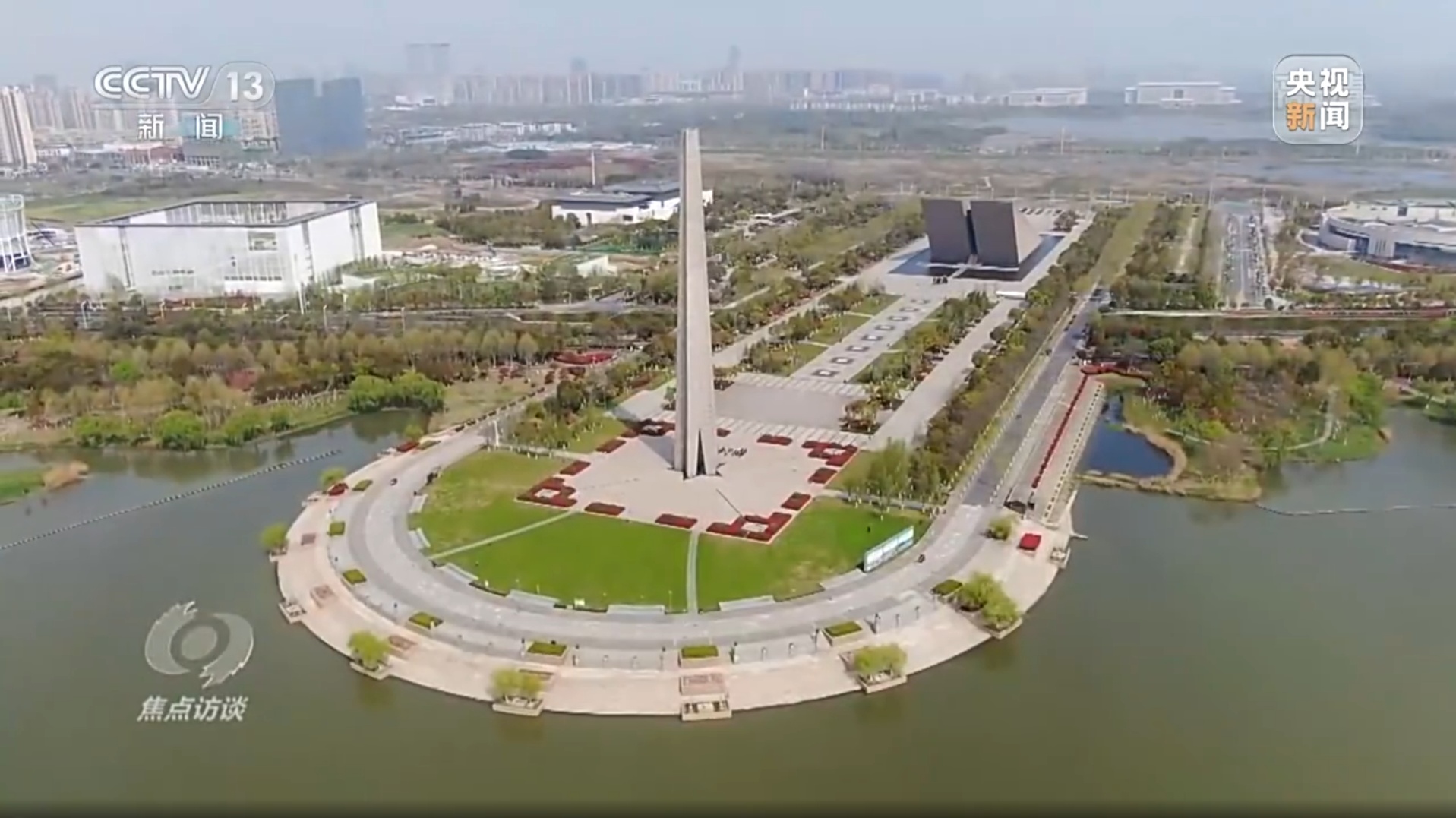 正值清明,合肥市民来到位于安徽省合肥市的渡江战役纪念馆,参观悼念