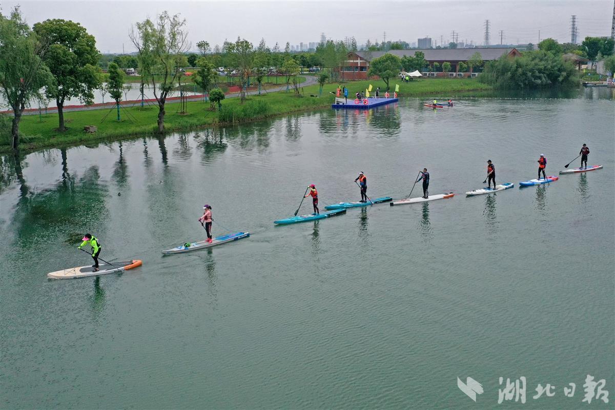 2022年4月27日,在武汉市临空港经济开发区(东西湖区)杜公湖,来自湖北