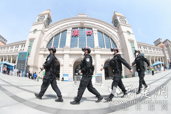 2022年4月1日，湖北汉，汉口火车站，武汉铁路公安处特警支队特警正在汉口火车站加强重点部位巡逻，全力确保清明节旅客出行安全，胡