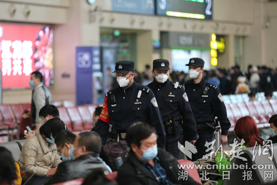 2022年4月1日，湖北汉，汉口火车站，武汉铁路公安处汉口车站派出所民警在候车室巡逻，确保旅客出行安全，闫育森摄(副本).jpg