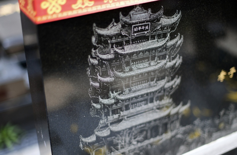 在有限的墓碑上刻下无限的故事墓碑设计师创作独一无二的生命印记