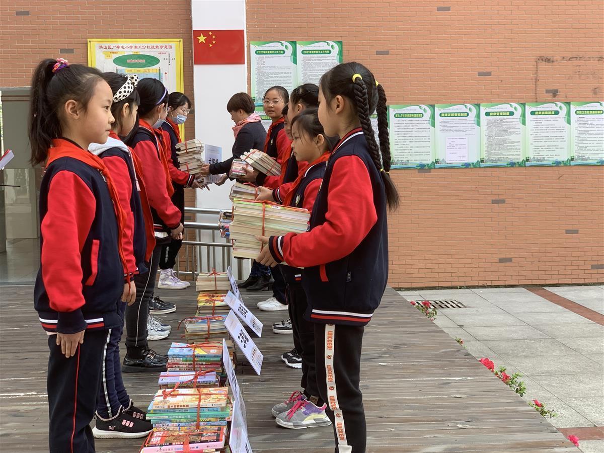 全民读书月，武汉市洪山区各中小学书香满校园