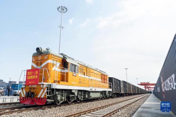 黑龙江支援上海600万斤大米货运专列启程