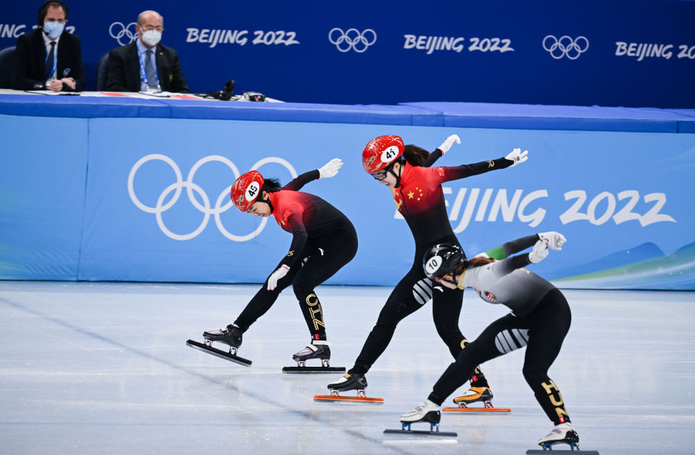 (从左至右)在北京2022年冬奥会短道速滑项目女子500米半决赛中冲线