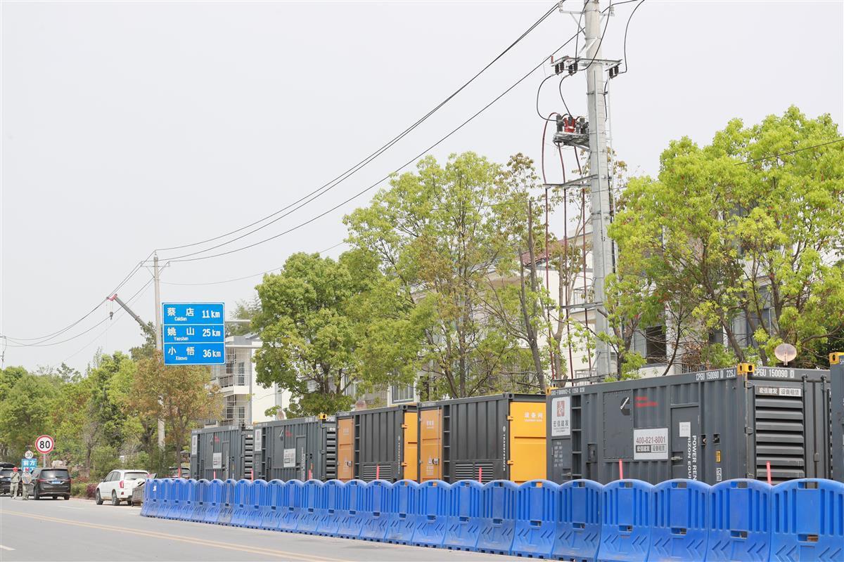 武汉供电：“不停电”迁改输电线路，“让路”高速施工