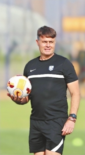 武汉三镇足球队主教练 fe4bb8d6e682ef27559aa76c81195aae.jpeg