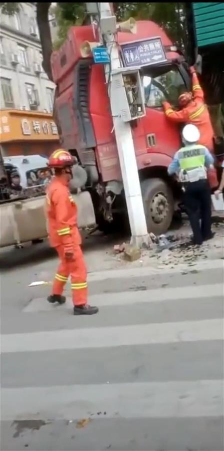 云南 地震救援模块车_车陷泥里救援电话多少_电瓶救援车