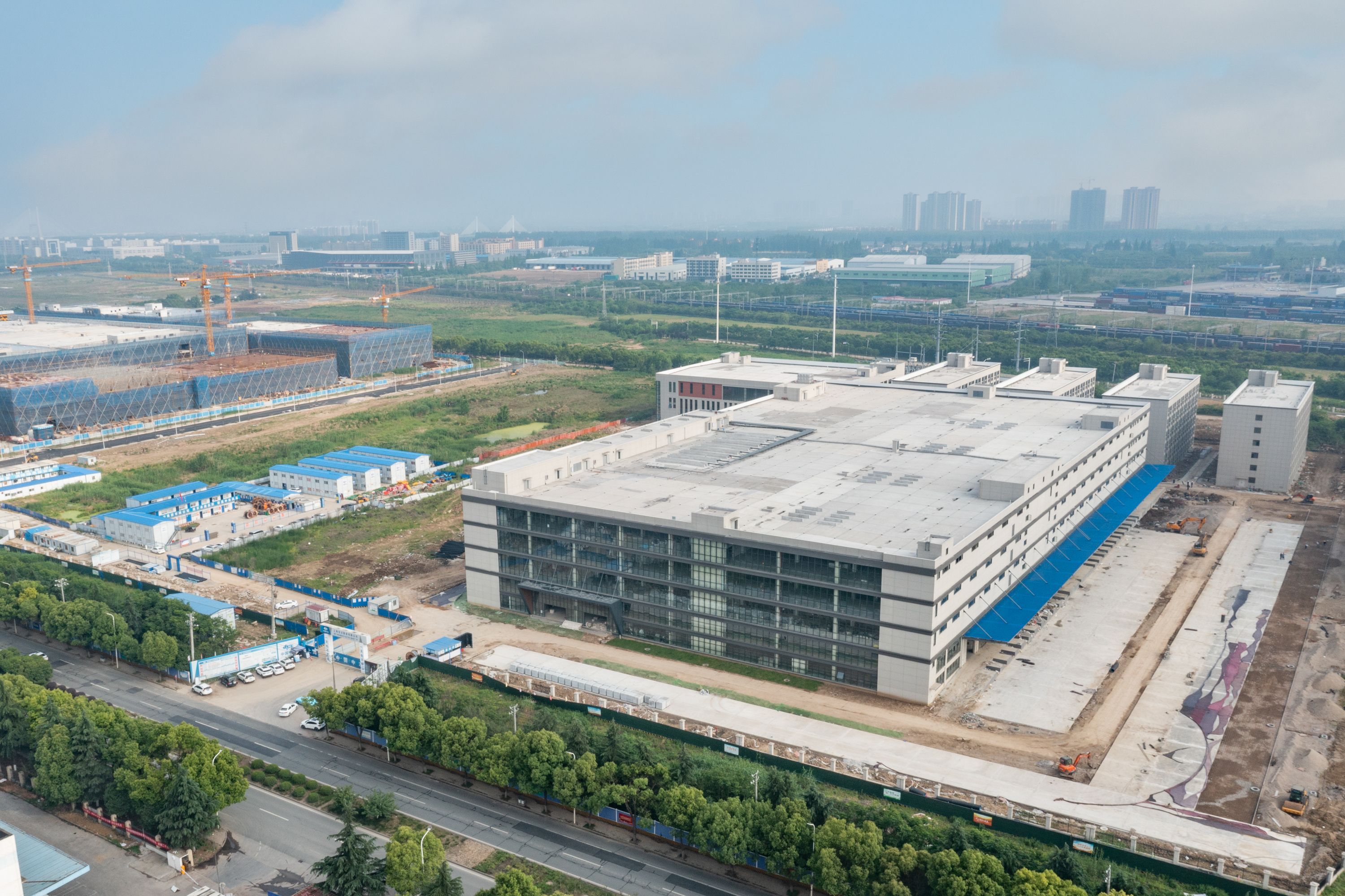 百亿项目即将建成投产竣工结算遇了难“承诺制容缺受理”顺利帮企业纾困