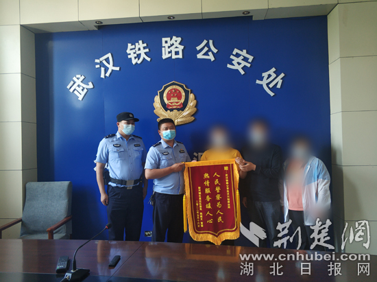 小雄及父母给汉川车站派出所民警送来锦旗副本.jpg