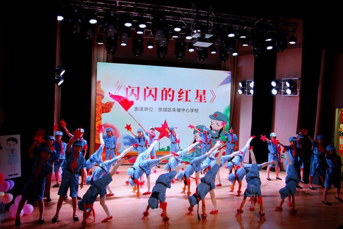 红星闪闪放光芒,红星灿灿暖胸怀.