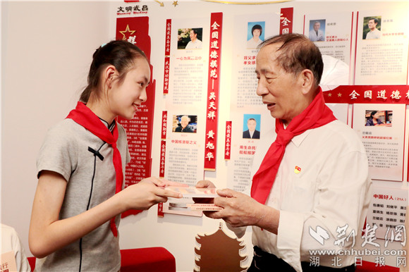 吴天祥为孩子们送来“六一”儿童节礼物2.jpg