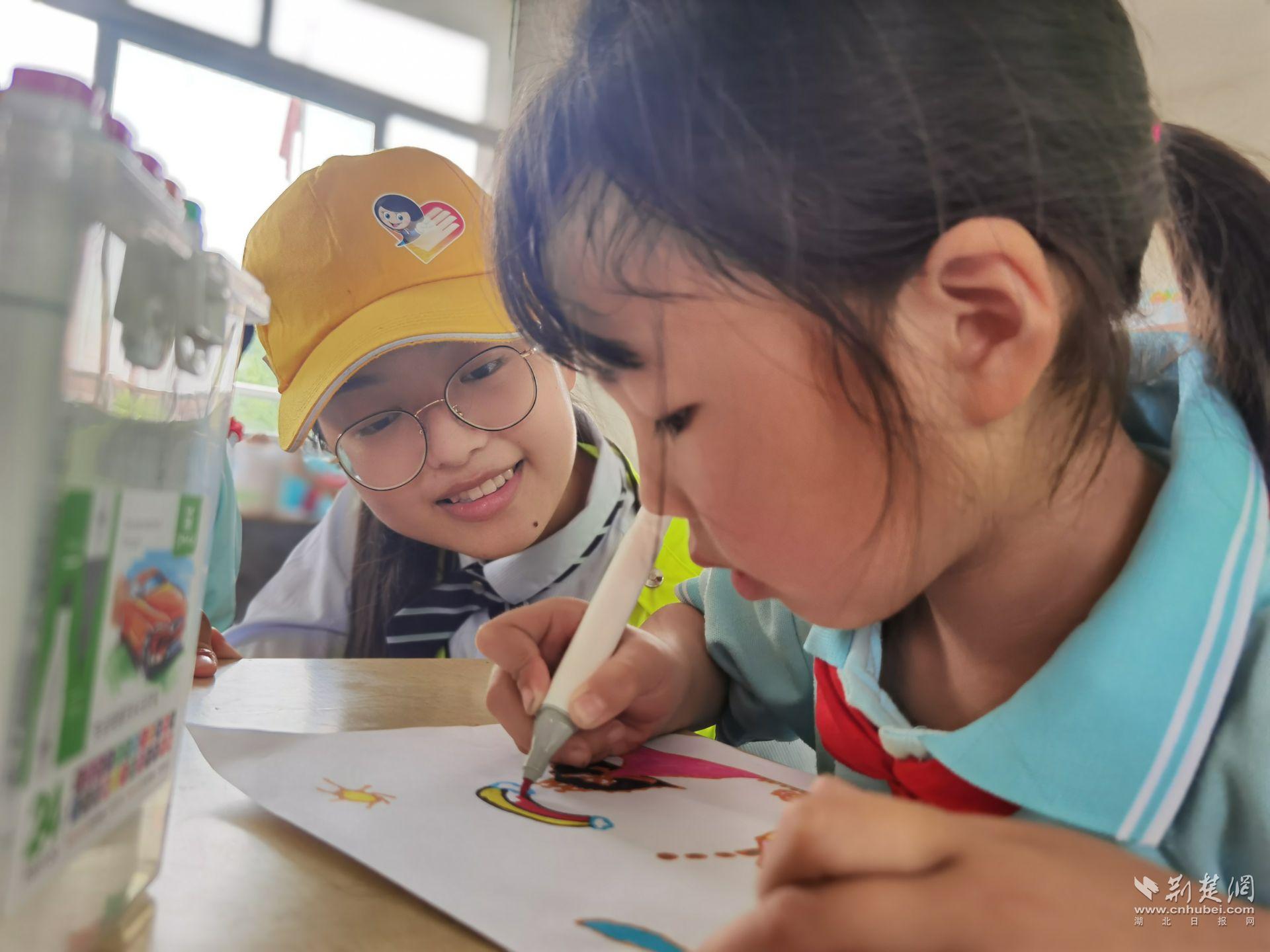 “馨宝”志愿者姐姐和孩子们一起画画.jpg.jpg