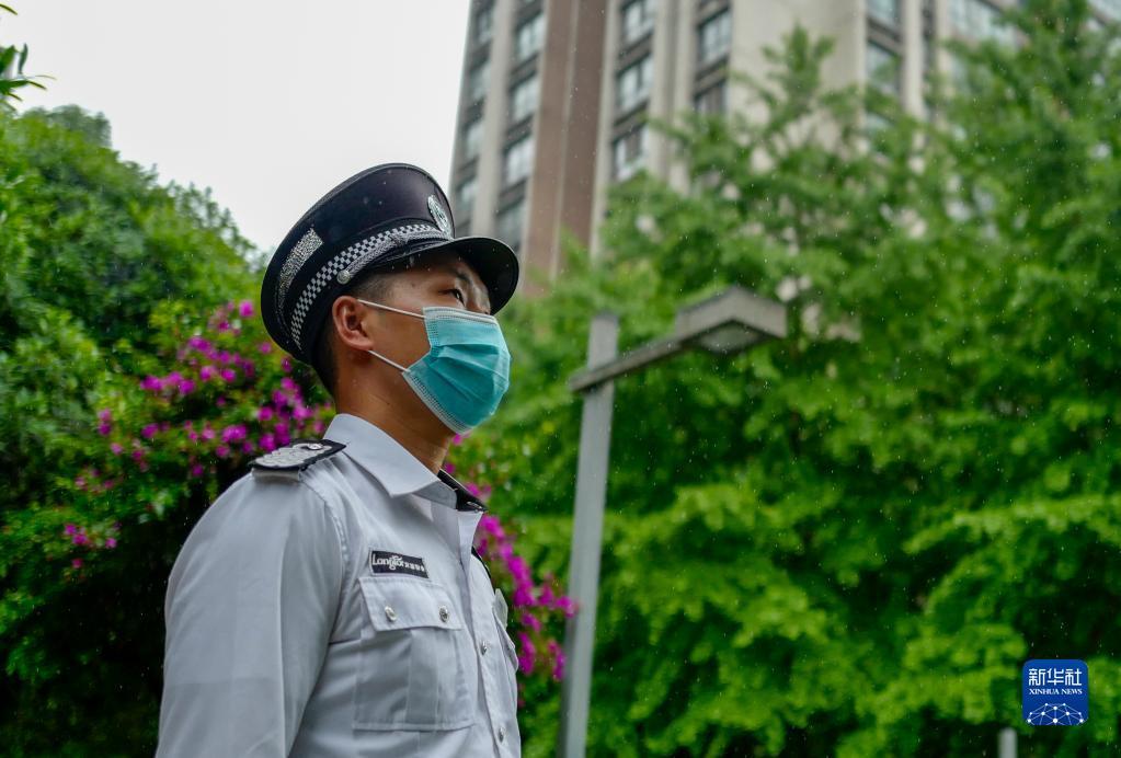 小区保安居民熟悉的陌生人