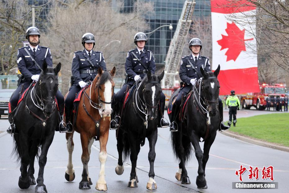 加拿大安大略省举行殉职警察纪念仪式